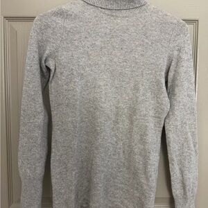 Women’s 100% Cashmere Light Gray Turtleneck Sweater - sz small